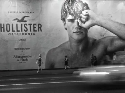 фото рекламного баннера Hollister на улице