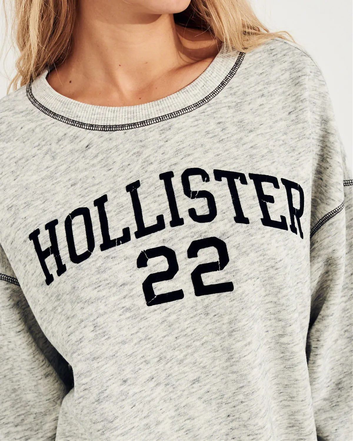 Женская толстовка свитшот Hollister без капюшона серого цвета с
