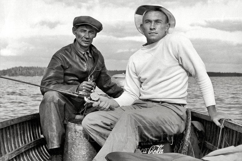 Два рабочих, ловящие рыбу на снасти Abercrombie & Fitch. 