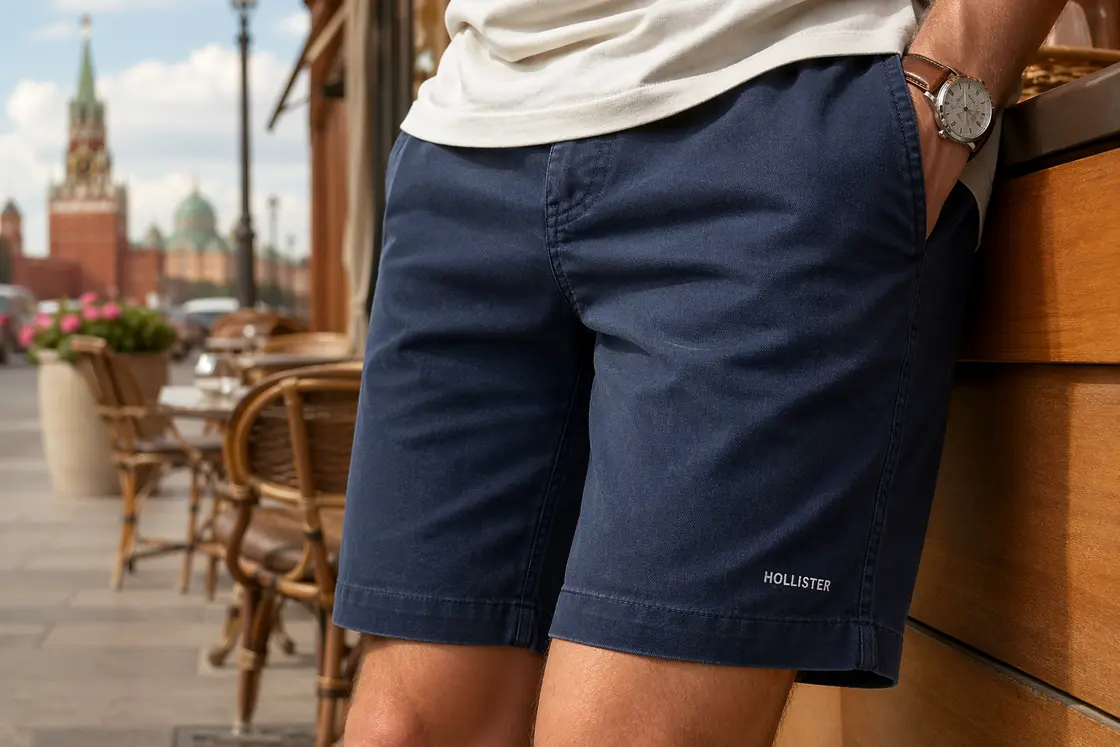 Ткань, пояс и швы хлопковых мужских шорт крупным планом