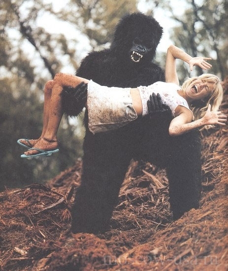 Сиена Миллер и спасающая ее горилла