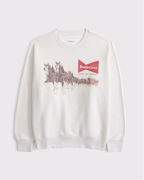 Женский свитшот Abercrombie & Fitch бежевого цвета с винтажным принтом Budweiser, круглый вырез и расслабленная посадка. Оригинал. Бесплатная доставка и примерка по России.