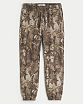 Moscow USA предлагает вам купить мужские джоггеры Hollister Relaxed Fleece Logo коричневого камуфляжного цвета с нашитым логотипом. Модель 07922. Бесплатная доставка по России, Москве и области, самовывоз.