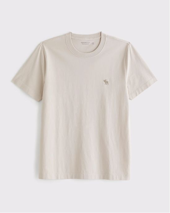 Мужская футболка Abercrombie & Fitch серо-бежевого цвета облегающего кроя из плотного мягкого трикотажа с гладкой отделкой и логотипом. Оригинал. Бесплатная доставка и примерка по России.