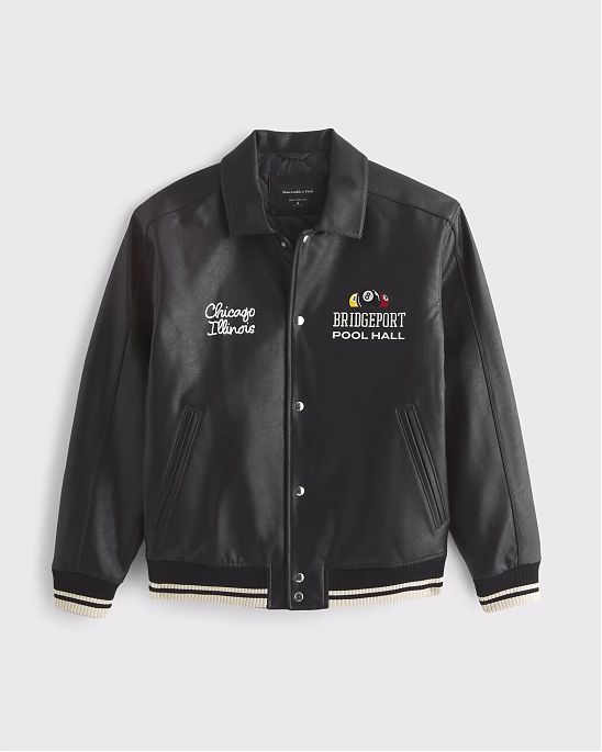 Мужская куртка-бомбер Abercrombie & Fitch из мягкой искусственной кожи с нашивками в стиле varsity. Оригинал. Бесплатная доставка и примерка по России.