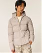 Мужская куртка-пуховик Hollister бежевого цвета с капюшоном и тёплым переработанным наполнителем. Оригинальная модель 08136, бесплатная доставка и примерка по России.