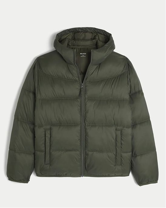 Мужская куртка-пуховик Hollister оливкового цвета с капюшоном и тёплым переработанным наполнителем. Оригинальная модель 08158, бесплатная доставка и примерка по России.