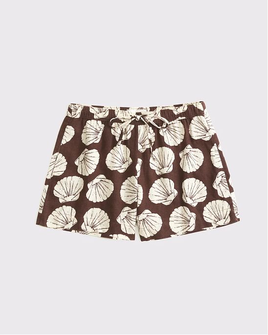 Лёгкие шорты средней посадки из льняного смесового полотна, длина 9 см, пояс на резинке и карманы. Оригинальная модель, бесплатная доставка и примерка по России.