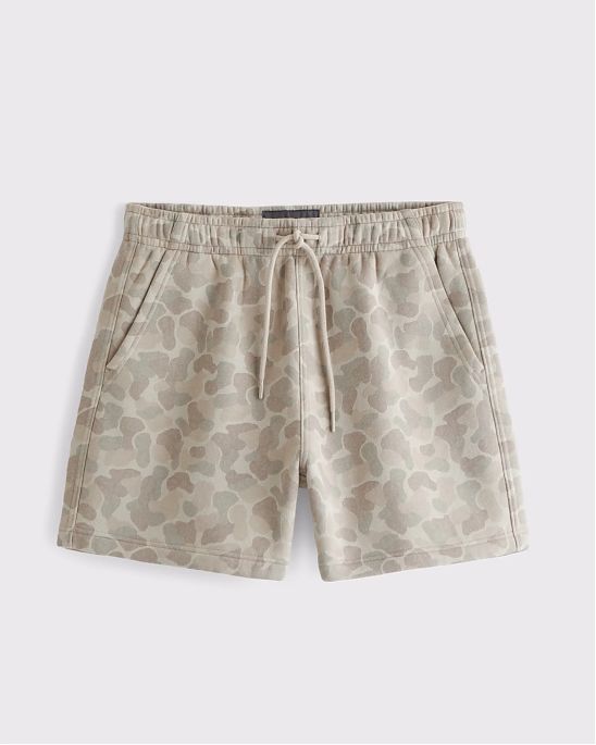 Мужские флисовые шорты Abercrombie & Fitch с камуфляжным рисунком, свободная посадка и эластичный пояс. Оригинал. Бесплатная доставка и примерка по России.
